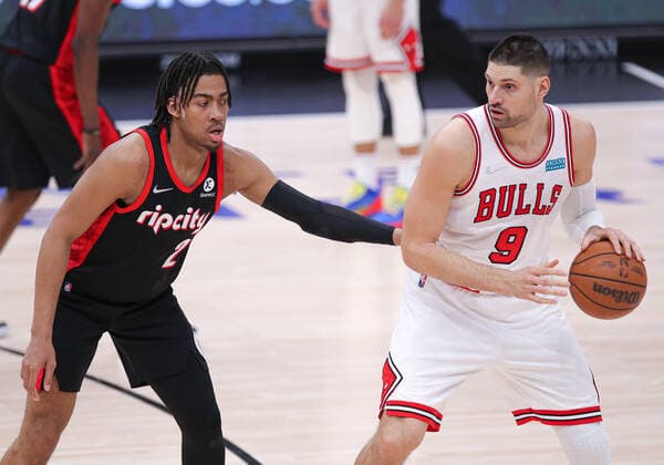CHICAGO, IL - JANUARY 30: Portland Trail Blazers forward Trendon Watford (2) posts up against Chicago Bulls center Nikola Vucevic (9) during a NBA, Basketball Herren, USA game between the Portland Trail Blazers and the Chicago Bulls on January 30, 2022 at the United Center in Chicago, IL. (Photo by Melissa Tamez Icon Sportswire) NBA: JAN 30 Trail Blazers at Bulls Icon22013065