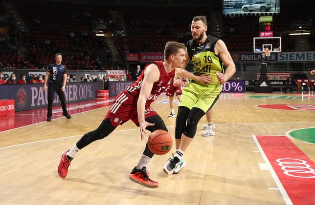 Andreas Obst Bayern Basketball, 13 in duel with Martynas Sajus medi bayreuth, 19 GER, FC Bayern Basketball vs medi bayreuth, 1 Bundesliga, season 2021 2022, 30 01 2022, GER, FC Bayern Basketball vs medi bayreuth, 1 Bundesliga, season 2021 2022, 30 01 2022, Muenchen Copyright: xEIBNER MarcelxEngelbrechtx EP_EER