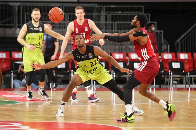 Cameron Wells medi bayreuth, 22 tries to block a pass GER, FC Bayern Basketball vs medi bayreuth, 1 Bundesliga, 2021 2022 season, 30 01 2022, GER, FC Bayern Basketball vs medi bayreuth, 1 Bundesliga, 2021 2022 season, 30 01 2022, Munich, Germany Copyright: xEIBNER MarcelxEngelbrechtx EP_EER