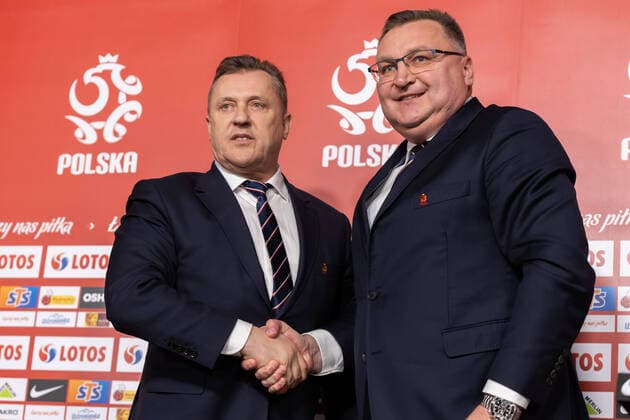 Sport Bilder des Tages January 31, 2022, Warsaw, Poland: Cezary Kulesza president of Polish Football Association and Czeslaw Michniewicz shake hands during the presentation to the press of the new coach of the Poland national football team at PGE Narodowy Stadium. Warsaw Poland - ZUMAs197 20220131_zaa_s197_170 Copyright: xMikolajxBarbanellx