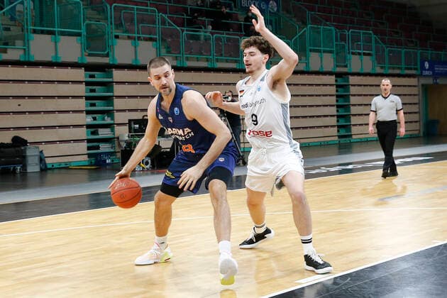 Basketball FIBA Europa Cup 5 Matchday Group I Round 2 at Oberfrankenhalle in Bayreuth Season 2021 2022 Medi Bayreuth vs Parma Parimatch Kay Bruhnke Medi Bayreuth 9 right Valerii Likhodei Parma Parimatch 23 left
