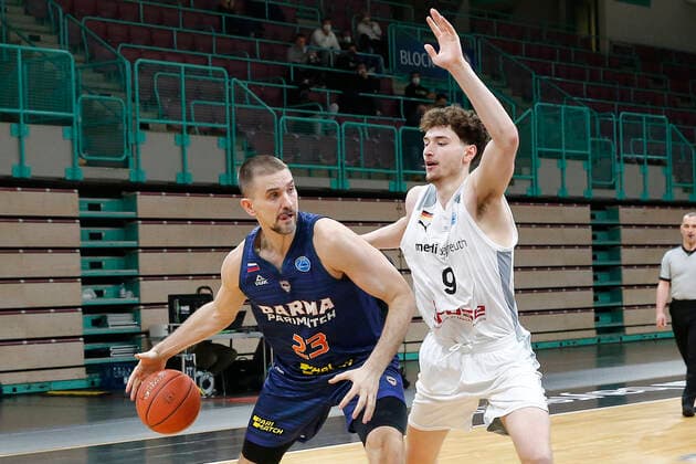 Basketball FIBA Europa Cup 5 Matchday Group I Round 2 at Oberfrankenhalle in Bayreuth Season 2021 2022 Medi Bayreuth vs Parma Parimatch Kay Bruhnke Medi Bayreuth 9 right Valerii Likhodei Parma Parimatch 23 left