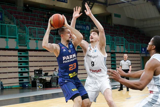 Basketball FIBA Europa Cup 5 Matchday Group I Round 2 at Oberfrankenhalle in Bayreuth Season 2021 2022 Medi Bayreuth vs Parma Parimatch Kay Bruhnke Medi Bayreuth 9 right Valerii Likhodei Parma Parimatch 23 left