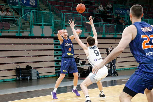 Basketball FIBA Europa Cup 5 Matchday Group I Round 2 at Oberfrankenhalle in Bayreuth Season 2021 2022 Medi Bayreuth vs Parma Parimatch Kay Bruhnke Medi Bayreuth 9 center Mareks Mejeris Parma Parimatch 5 left