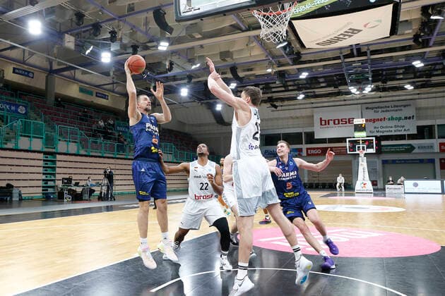 Basketball FIBA Europa Cup 5. Spieltag Gruppe I Runde 2 in der Oberfrankenhalle in Bayreuth Saison 2021-2022 Medi Bayreuth gegen Parma-Parimatch Janari Jöesaar ( Medi Bayreuth) -21- rechts Valerii Likhodei (Parma-Parimatch) -23- links