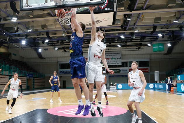 Basketball FIBA Europa Cup 5 Matchday Group I Round 2 at Oberfrankenhalle in Bayreuth Season 2021 2022 Medi Bayreuth vs Parma Parimatch Kay Bruhnke Medi Bayreuth 9 right Mareks Mejeris Parma Parimatch 5 left