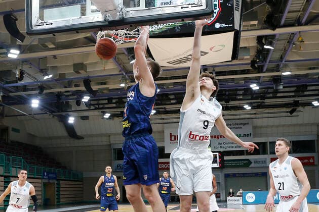 Basketball FIBA Europa Cup 5 Matchday Group I Round 2 at Oberfrankenhalle in Bayreuth Season 2021 2022 Medi Bayreuth vs Parma Parimatch Kay Bruhnke Medi Bayreuth 9 right Mareks Mejeris Parma Parimatch 5 left