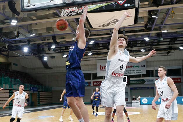 Basketball FIBA Europa Cup 5 Matchday Group I Round 2 at Oberfrankenhalle in Bayreuth Season 2021 2022 Medi Bayreuth vs Parma Parimatch Kay Bruhnke Medi Bayreuth 9 right Mareks Mejeris Parma Parimatch 5 left