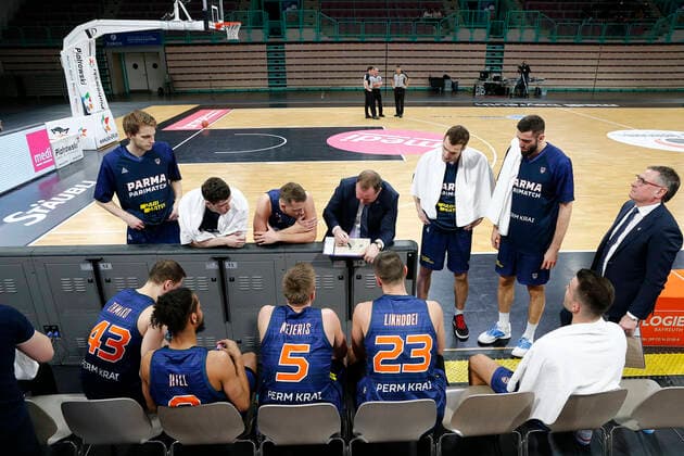 Basketball FIBA Europa Cup 5 Matchday Group I Round 2 at Oberfrankenhalle in Bayreuth Season 2021 2022 Medi Bayreuth vs Parma Parimatch Karys Maksvytis Parma Parimatch coach at timeout