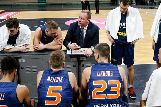 Basketball FIBA Europa Cup 5 Matchday Group I Round 2 at Oberfrankenhalle in Bayreuth Season 2021 2022 Medi Bayreuth vs Parma Parimatch Karys Maksvytis Parma Parimatch coach at timeout