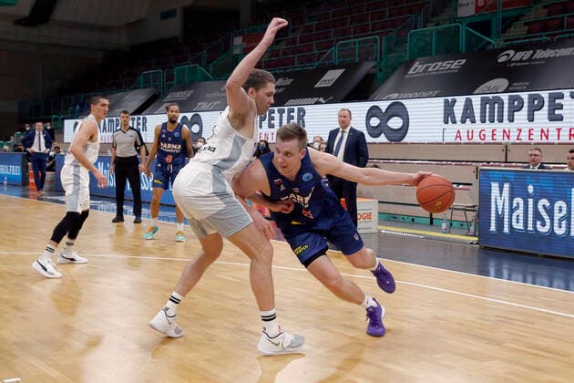 Basketball FIBA Europa Cup 5. Spieltag Gruppe I Runde 2 in der Oberfrankenhalle in Bayreuth Saison 2021-2022 Medi Bayreuth gegen Parma-Parimatch Janari Jöesaar ( Medi Bayreuth) -21- links Mareks Mejeris (Parma-Parimatch) -5- rechts