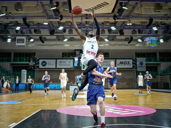 medi bayreuth Parma Perm , Basketball, FIBA Europe Cup, Round 2 , Matchday 5, Season 2021 2022, 01 02 2022 2 Anim Sacar medi Bayreuth 28 Alexander Platunov Parma Perm medi bayreuth Parma Perm , Basketball, FIBA Europe Cup, Round 2, Matchday 5, Season 2021 2022, 01 02 2022 Bayreuth Copyright: xEibner-Pressefoto ThorstenxOchsx EP_TOS