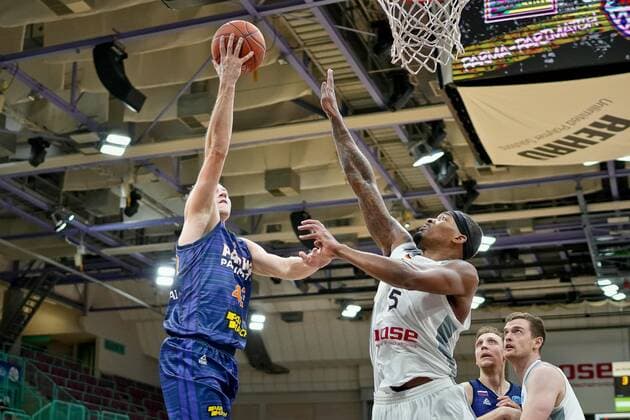 medi bayreuth Parma Perm , Basketball, FIBA Europe Cup, Round 2 , Matchday 5, Season 2021 2022, 01 02 2022 15 Allen Terry medi Bayreuth 43 Nikolay Zhmako Parma Perm medi bayreuth Parma Perm , Basketball, FIBA Europe Cup, Round 2, Matchday 5, Season 2021 2022, 01 02 2022 Bayreuth Copyright: xEibner-Pressefoto ThorstenxOchsx EP_TOS