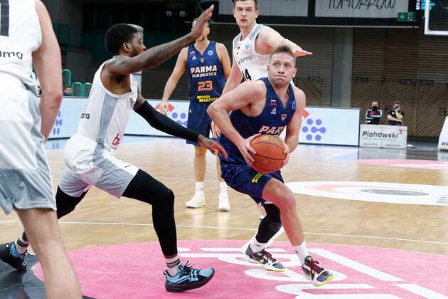 Basketball FIBA Europa Cup 5 Matchday Group I Round 2 at Oberfrankenhalle in Bayreuth Season 2021 2022 Medi Bayreuth vs Parma Parimatch Sacar Anim Medi Bayreuth 2 left Marcel Ponitka Parma Parimatch 11 right