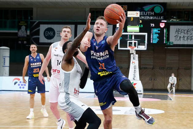 Basketball FIBA Europa Cup 5 Matchday Group I Round 2 at Oberfrankenhalle in Bayreuth Season 2021 2022 Medi Bayreuth vs Parma Parimatch Sacar Anim Medi Bayreuth 2 left Marcel Ponitka Parma Parimatch 11 right
