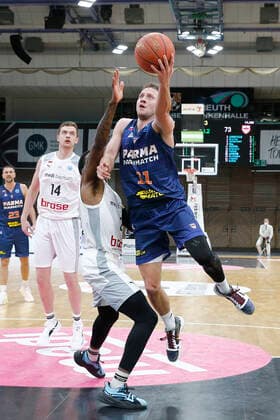 Basketball FIBA Europa Cup 5 Matchday Group I Round 2 at Oberfrankenhalle in Bayreuth Season 2021 2022 Medi Bayreuth vs Parma Parimatch Sacar Anim Medi Bayreuth 2 left Marcel Ponitka Parma Parimatch 11 right