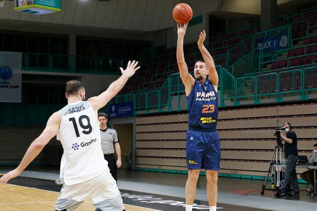 Basketball FIBA Europa Cup 5 Matchday Group I Round 2 at Oberfrankenhalle in Bayreuth Season 2021 2022 Medi Bayreuth vs Parma Parimatch Martynas Sajus Medi Bayreuth 19 left Valerii Likhodei Parma Parimatch 23 right