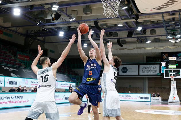 Basketball FIBA Europa Cup 5 Matchday Group I Round 2 at Oberfrankenhalle in Bayreuth Season 2021 2022 Medi Bayreuth vs Parma Parimatch Martynas Sajus Medi Bayreuth 19 left Kay Bruhnke Medi Bayreuth 9 right Mareks Mejeris Parma Parimatch 5 center