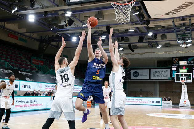 Basketball FIBA Europa Cup 5 Matchday Group I Round 2 at Oberfrankenhalle in Bayreuth Season 2021 2022 Medi Bayreuth vs Parma Parimatch Martynas Sajus Medi Bayreuth 19 left Kay Bruhnke Medi Bayreuth 9 right Mareks Mejeris Parma Parimatch 5 center