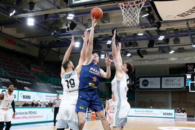 Basketball FIBA Europa Cup 5 Matchday Group I Round 2 at Oberfrankenhalle in Bayreuth Season 2021 2022 Medi Bayreuth vs Parma Parimatch Martynas Sajus Medi Bayreuth 19 left Kay Bruhnke Medi Bayreuth 9 right Mareks Mejeris Parma Parimatch 5 center