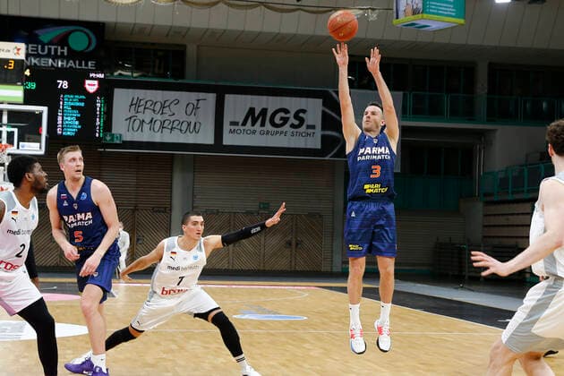 Basketball FIBA Europa Cup 5 Matchday Group I Round 2 at Oberfrankenhalle in Bayreuth Season 2021 2022 Medi Bayreuth vs Parma Parimatch Philip Jalalpoor Medi Bayreuth 7 left Adas Juskevicius Parma Parimatch 3 right