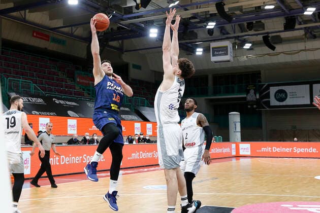 Basketball FIBA Europa Cup 5 Matchday Group I Round 2 at Oberfrankenhalle in Bayreuth Season 2021 2022 Medi Bayreuth vs Parma Parimatch Kay Bruhnke Medi Bayreuth 9 right Evgeny Voronov Parma Parimatch 18 left