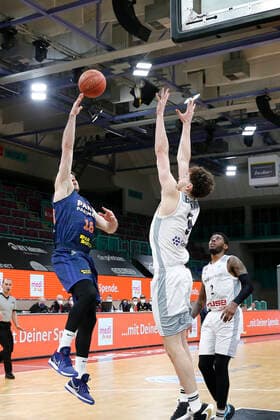 Basketball FIBA Europa Cup 5 Matchday Group I Round 2 at Oberfrankenhalle in Bayreuth Season 2021 2022 Medi Bayreuth vs Parma Parimatch Kay Bruhnke Medi Bayreuth 9 right Evgeny Voronov Parma Parimatch 18 left