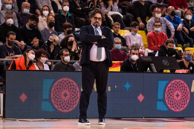 February 1, 2022, Barcelona, Barcelona, Spain: Andrea Trinchieri, Head coach of Bayern Munich gestures during the Turkish Airlines EuroLeague match between FC Barcelona, Barca and FC Bayern Munich at Palau Blaugrana on February 01, 2022 in Barcelona, Spain. Barcelona Spain - ZUMAa181 20220201_zaa_a181_014 Copyright: xJavierxBorregox