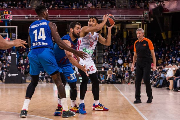 February 1, 2022, Barcelona, Barcelona, Spain: Jason George of Bayern Munich in action against Nikola Mirotic of FC Barcelona, Barca during the Turkish Airlines EuroLeague match between FC Barcelona and FC Bayern Munich at Palau Blaugrana on February 01, 2022 in Barcelona, Spain. Barcelona Spain - ZUMAa181 20220201_zaa_a181_013 Copyright: xJavierxBorregox