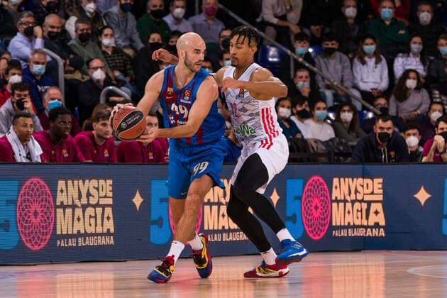 February 1, 2022, Barcelona, Barcelona, Spain: Nick Calathes of FC Barcelona, Barca in action against Jason George of Bayern Munich during the Turkish Airlines EuroLeague match between FC Barcelona and FC Bayern Munich at Palau Blaugrana on February 01, 2022 in Barcelona, Spain. Barcelona Spain - ZUMAa181 20220201_zaa_a181_015 Copyright: xJavierxBorregox