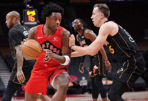 February 1, 2022, TORONTO, ON, CANADA: Toronto Raptors forward OG Anunoby (3) protects the ball from Miami Heat guard Duncan Robinson (55) during first half NBA, Basketball Herren, USA basketball action in Toronto on Tuesday, February 1, 2022. Canada News - February 1, 2022  - ZUMAc35_ 20220201_zaf_c35_091 Copyright: xNathanxDenettex