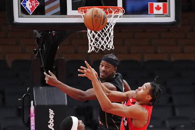 February 1, 2022, TORONTO, ON, CANADA: Miami Heat forward Jimmy Butler, left, and Toronto Raptors forward Scottie Barnes battle for a rebound during first half NBA, Basketball Herren, USA basketball action in Toronto on Tuesday, February 1, 2022. Canada News - February 1, 2022  - ZUMAc35_ 20220201_zaf_c35_092 Copyright: xNathanxDenettex