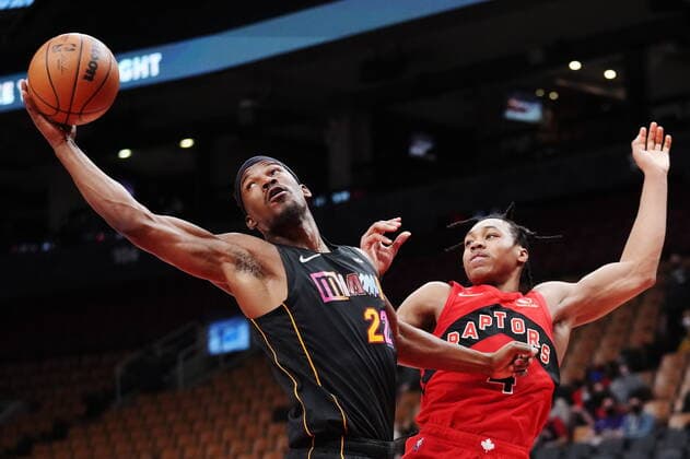 Sport Bilder des Tages February 1, 2022, TORONTO, ON, CANADA: Miami Heat forward Jimmy Butler (22) grabs the ball in front of Toronto Raptors forward Scottie Barnes (4) during first half NBA, Basketball Herren, USA basketball action in Toronto on Tuesday, February 1, 2022. Canada News - February 1, 2022  - ZUMAc35_ 20220201_zaf_c35_093 Copyright: xNathanxDenettex