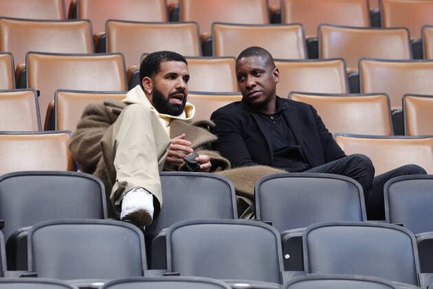 February 1, 2022, TORONTO, ON, CANADA: Drake and Toronto Raptors President Masai Ujiri talk as the Raptors take on the Miami Heat during first half NBA, Basketball Herren, USA basketball action in Toronto on Tuesday, February 1, 2022. Canada News - February 1, 2022  - ZUMAc35_ 20220201_zaf_c35_095 Copyright: xNathanxDenettex