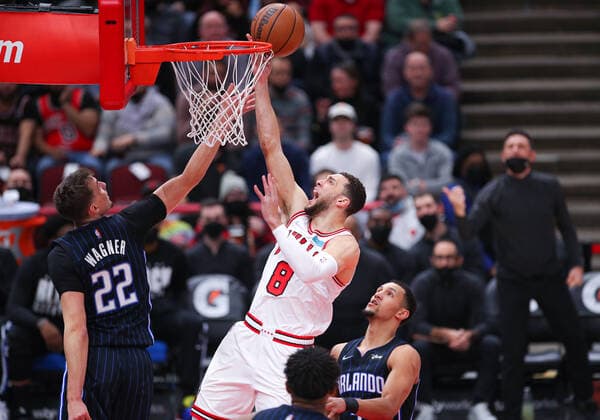 CHICAGO, IL - FEBRUARY 01: Chicago Bulls guard Zach LaVine (8) is fouled by Orlando Magic forward Franz Wagner (22) while going in for a layup during a NBA, Basketball Herren, USA game between the Orlando Magic and the Chicago Bulls on February 1, 2022 at the United Center in Chicago, IL. (Photo by Melissa Tamez Icon Sportswire) NBA: FEB 01 Magic at Bulls Icon22020103
