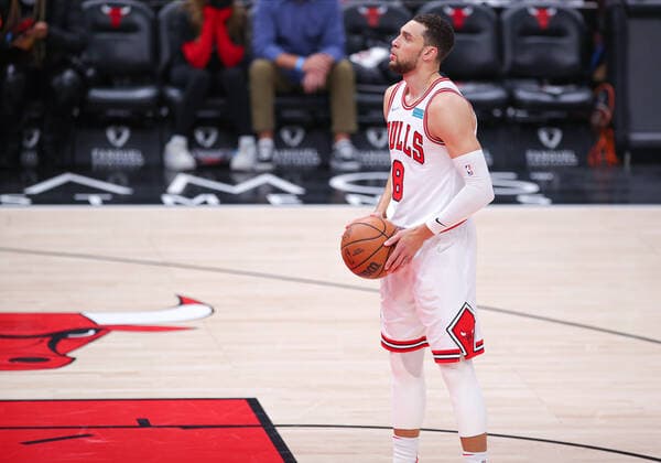 CHICAGO, IL - FEBRUARY 01: Chicago Bulls guard Zach LaVine (8) prepares to shoot a free throw during a NBA, Basketball Herren, USA game between the Orlando Magic and the Chicago Bulls on February 1, 2022 at the United Center in Chicago, IL. (Photo by Melissa Tamez Icon Sportswire) NBA: FEB 01 Magic at Bulls Icon22020104
