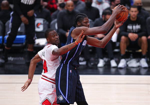 CHICAGO, IL - FEBRUARY 01: Chicago Bulls forward Javonte Green (24) posts up against Orlando Magic center Mo Bamba (5) during a NBA, Basketball Herren, USA game between the Orlando Magic and the Chicago Bulls on February 1, 2022 at the United Center in Chicago, IL. (Photo by Melissa Tamez Icon Sportswire) NBA: FEB 01 Magic at Bulls Icon22020115