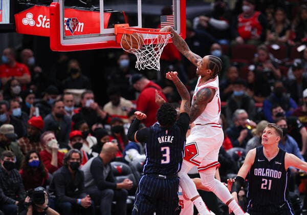 CHICAGO, IL - FEBRUARY 01: Chicago Bulls forward DeMar DeRozan (11) slam dunks the bull in action during a NBA, Basketball Herren, USA game between the Orlando Magic and the Chicago Bulls on February 1, 2022 at the United Center in Chicago, IL. (Photo by Melissa Tamez Icon Sportswire) NBA: FEB 01 Magic at Bulls Icon22020121
