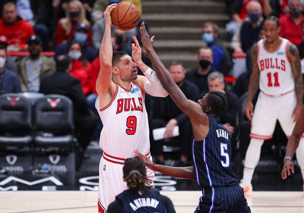 CHICAGO, IL - FEBRUARY 01: Chicago Bulls center Nikola Vucevic (9) and Orlando Magic center Mo Bamba (5) in action during a NBA, Basketball Herren, USA game between the Orlando Magic and the Chicago Bulls on February 1, 2022 at the United Center in Chicago, IL. (Photo by Melissa Tamez Icon Sportswire) NBA: FEB 01 Magic at Bulls Icon22020127