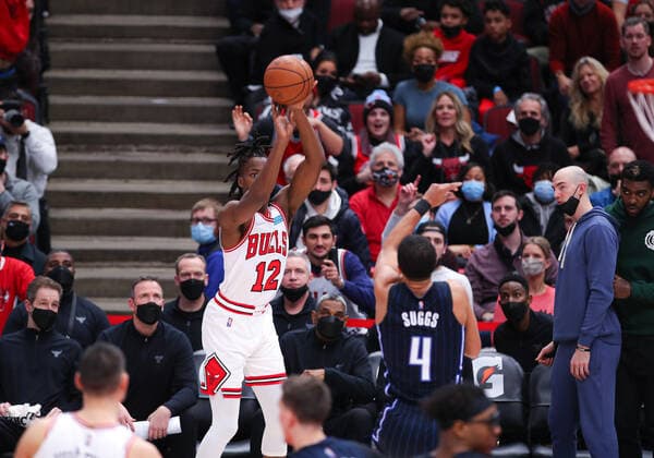 CHICAGO, IL - FEBRUARY 01: Chicago Bulls guard Ayo Dosunmu (12) shoots a three point basket during a NBA, Basketball Herren, USA game between the Orlando Magic and the Chicago Bulls on February 1, 2022 at the United Center in Chicago, IL. (Photo by Melissa Tamez Icon Sportswire) NBA: FEB 01 Magic at Bulls Icon22020135