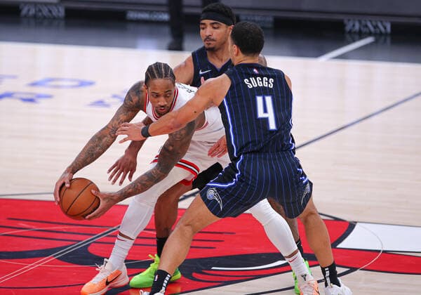 CHICAGO, IL - FEBRUARY 01: Chicago Bulls forward DeMar DeRozan (11) is doubled teamed by Orlando Magic guard Jalen Suggs (4) and Orlando Magic guard Gary Harris (14) during a NBA, Basketball Herren, USA game between the Orlando Magic and the Chicago Bulls on February 1, 2022 at the United Center in Chicago, IL. (Photo by Melissa Tamez Icon Sportswire) NBA: FEB 01 Magic at Bulls Icon22020139