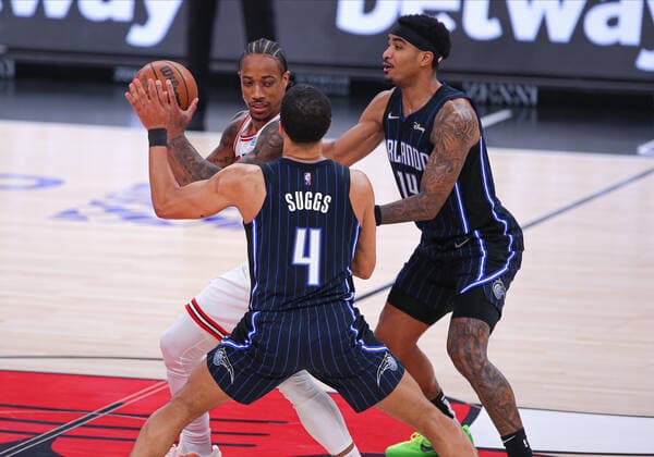 CHICAGO, IL - FEBRUARY 01: Chicago Bulls forward DeMar DeRozan (11) is doubled teamed by Orlando Magic guard Jalen Suggs (4) and Orlando Magic guard Gary Harris (14) during a NBA, Basketball Herren, USA game between the Orlando Magic and the Chicago Bulls on February 1, 2022 at the United Center in Chicago, IL. (Photo by Melissa Tamez Icon Sportswire) NBA: FEB 01 Magic at Bulls Icon22020140