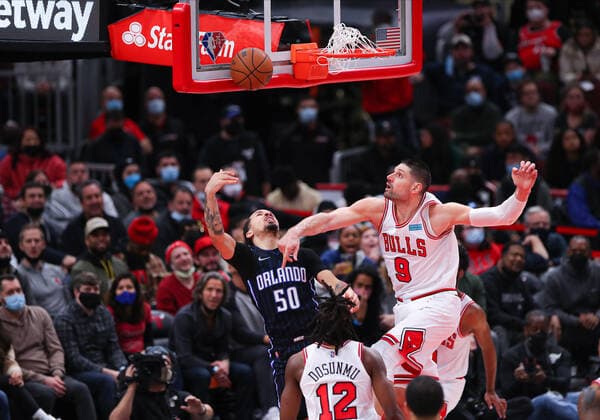 CHICAGO, IL - FEBRUARY 01: Orlando Magic guard Cole Anthony (50) misses a layup while being defended by Chicago Bulls center Nikola Vucevic (9) during a NBA, Basketball Herren, USA game between the Orlando Magic and the Chicago Bulls on February 1, 2022 at the United Center in Chicago, IL. (Photo by Melissa Tamez Icon Sportswire) NBA: FEB 01 Magic at Bulls Icon22020142