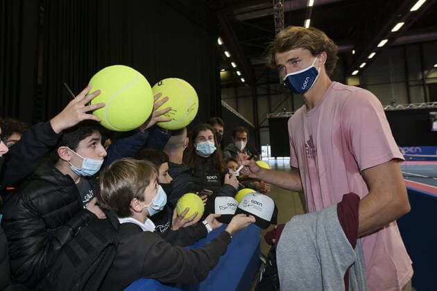 Sport Bilder des Tages Alexander Zverev (Ger) signant des autographes a la sortie de son entrainement TENNIS : Open Sud de France 2022 - Montpellier - 01 02 2022 JBAutissier Panoramic 