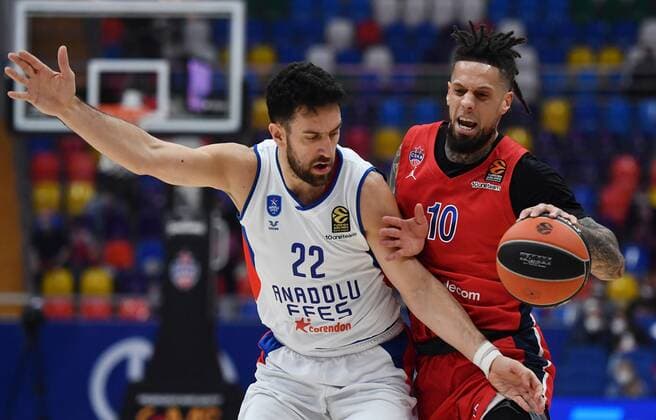 Russia Basketball Euroleague CSKA - Anadolu Efes 6753175 02.02.2022 CSKA s Daniel Hackett, right, and Anadolu s Vasilije Micic struggle for the ball during the Euroleague basketball match between CSKA Moscow and Anadolu Efes Istanbul, in Moscow, Russia. Evgeny Biyatov Sputnik Moscow Russia  Copyright: xEvgenyxBiyatovx