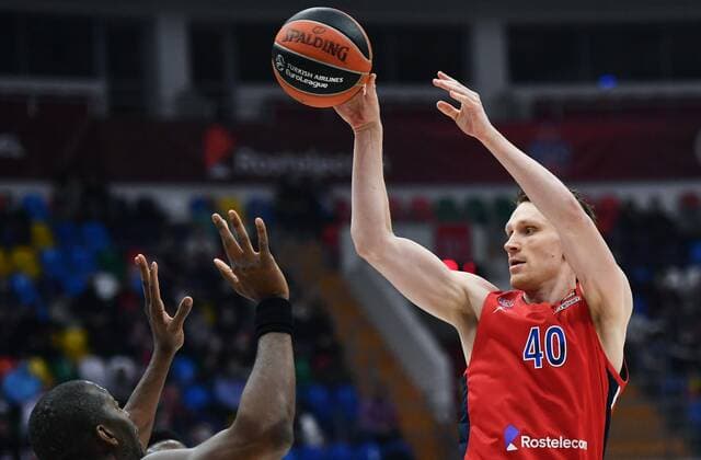 Russia Basketball Euroleague CSKA - Anadolu Efes 6753177 02.02.2022 CSKA s Marius Grigonis, right, shoots during the Euroleague basketball match between CSKA Moscow and Anadolu Efes Istanbul, in Moscow, Russia. Evgeny Biyatov Sputnik Moscow Russia  Copyright: xEvgenyxBiyatovx
