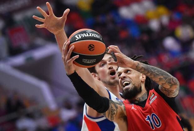 Russia Basketball Euroleague CSKA - Anadolu Efes 6753182 02.02.2022 CSKA s Daniel Hackett, right, shoots during the Euroleague basketball match between CSKA Moscow and Anadolu Efes Istanbul, in Moscow, Russia. Evgeny Biyatov Sputnik Moscow Russia  Copyright: xEvgenyxBiyatovx