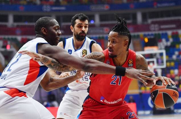Russia Basketball Euroleague CSKA - Anadolu Efes 6753190 02.02.2022 CSKA s Will Clyburn, right, and Anadolu s Bryant Dunston struggle for a ball during the Euroleague basketball match between CSKA Moscow and Anadolu Efes Istanbul, in Moscow, Russia. Evgeny Biyatov Sputnik Moscow Russia  Copyright: xEvgenyxBiyatovx