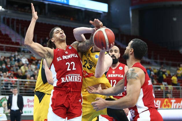 2022.02.02 Sopot Koszykowka FIBA Europe Cup TOP16 sezon 2021 2022 Trefl Sopot - Benfica Lizbona N z Arnette Hallman Michal Kolenda Foto Piotr Matusewicz PressFocus 2022.02.02 Sopot Basketball FIBA Europe Cup season 2021 2022 Trefl Sopot - Benfica Lizbona Arnette Hallman Michal Kolenda Credit: Piotr Matusewicz PressFocus NEWSPIX.PL --- Newspix.pl  20220202_PF_PM008