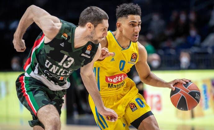 Basketball EuroLeague, ALBA Berlin UNICS Kazan, Matchday 24, Mercedes Benz Arena ALBAs Maodo Lo r fights for the ball against Dmitrii Uzinskii of UNICS Kazan ALBA Berlin UNICS Kazan